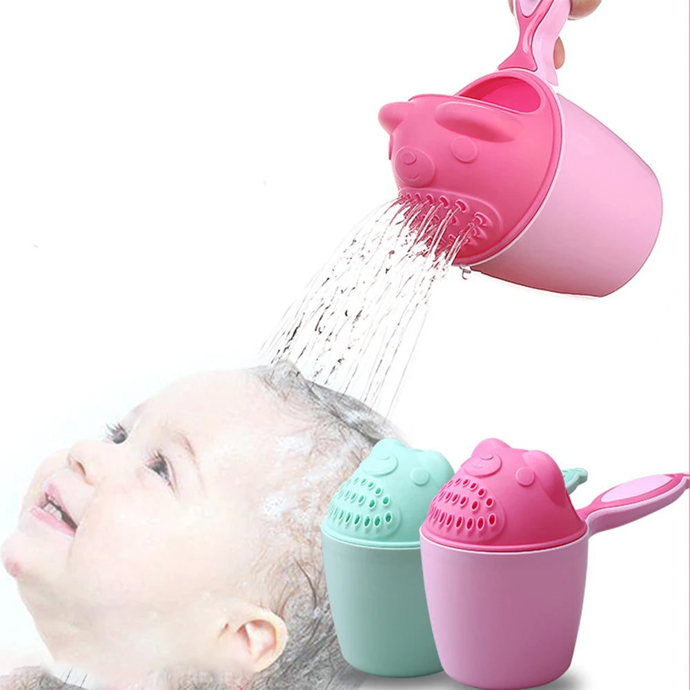 Tasse de bain pour bébé avec un joli dessin animé : un lavage de cheveux doux et amusant