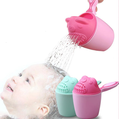 Tasse de bain pour bébé avec un joli dessin animé : un lavage de cheveux doux et amusant