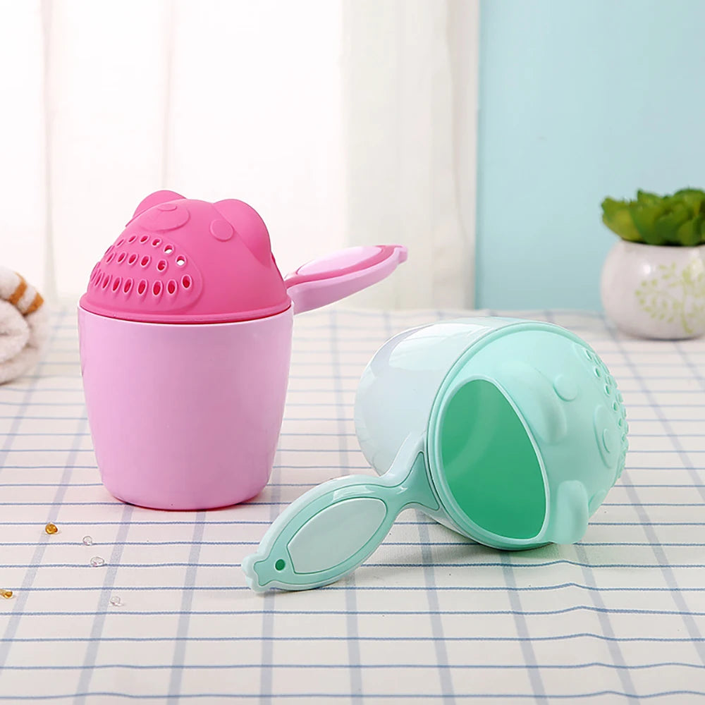 Tasse de bain pour bébé avec un joli dessin animé : un lavage de cheveux doux et amusant